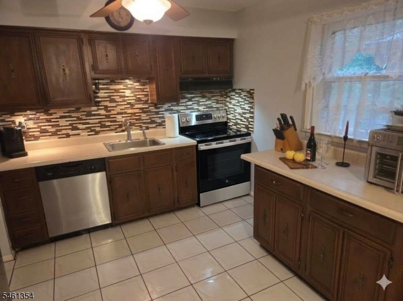 568 Stanley Pl