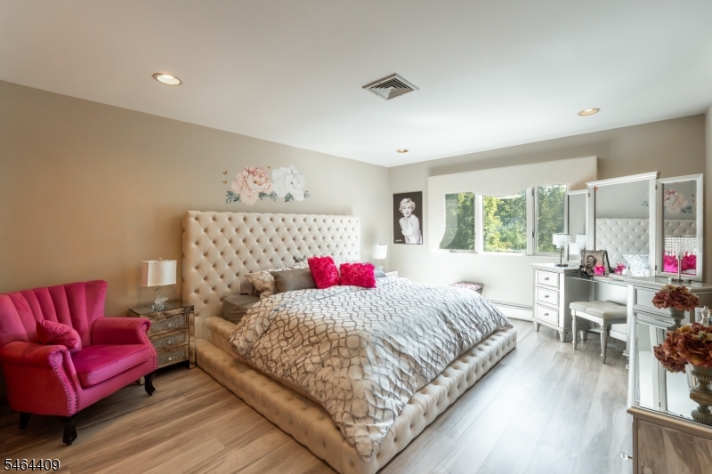 17 Chesterfield Dr