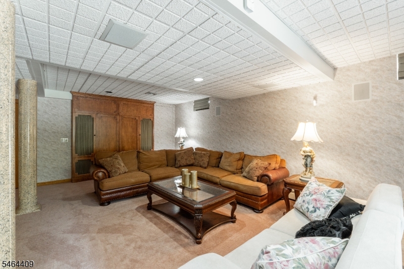 17 Chesterfield Dr