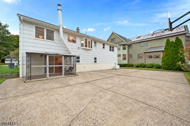 222 Vreeland Ave