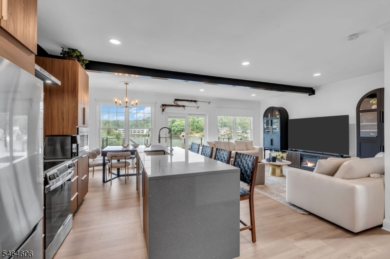 413 Lakeside Blvd
