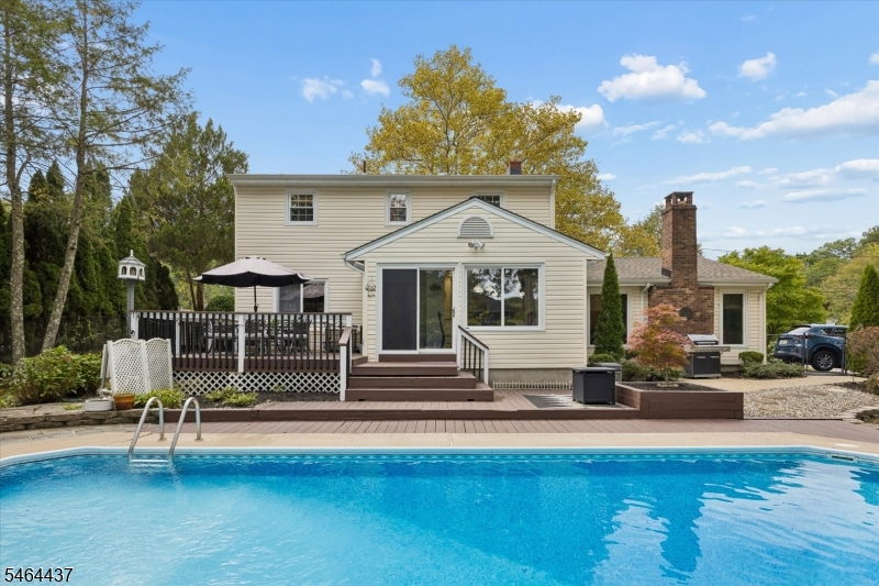87 Webster Dr