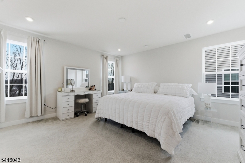 22 Oakwood Blvd