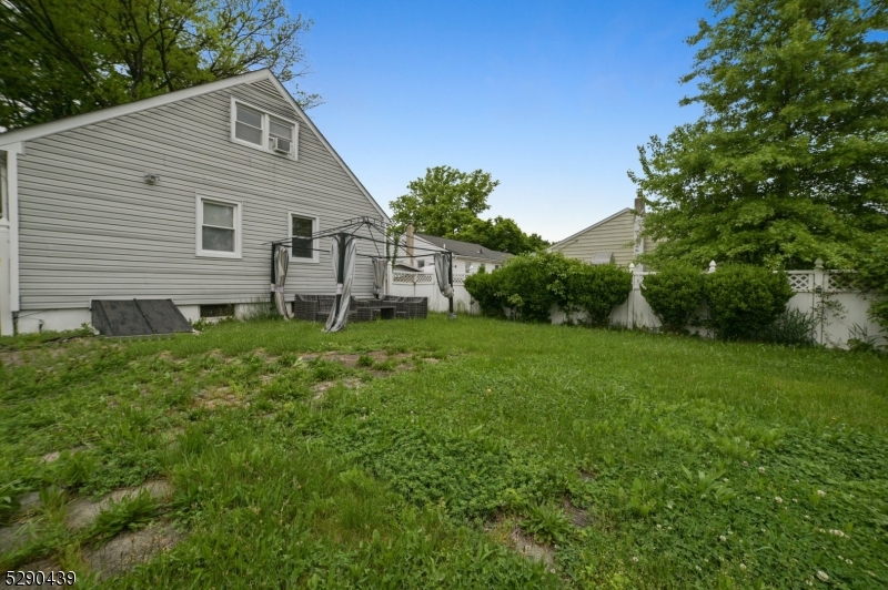 832 Bergen Ave