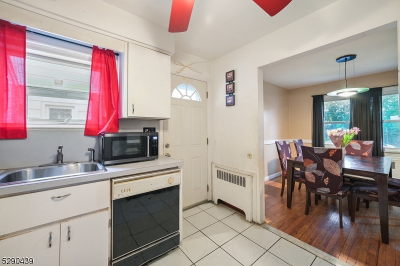 832 Bergen Ave