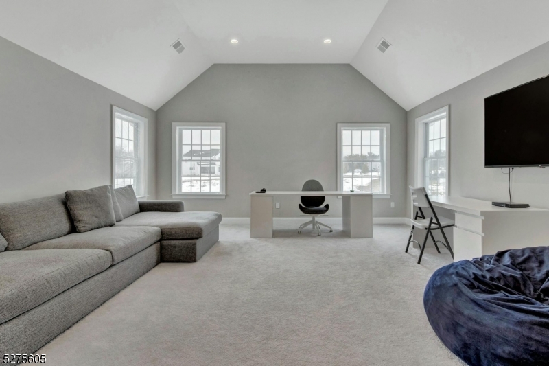 15 Roxbury Rd