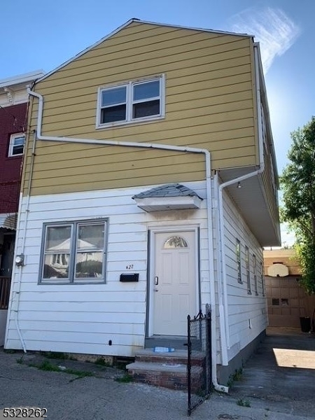 122 E 22nd St