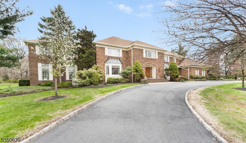 4 Ascot Ln
