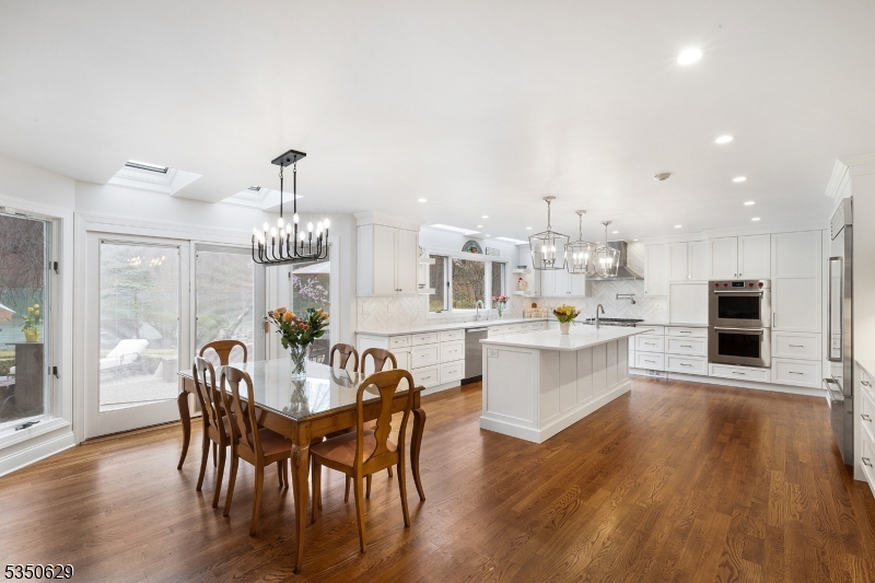4 Ascot Ln