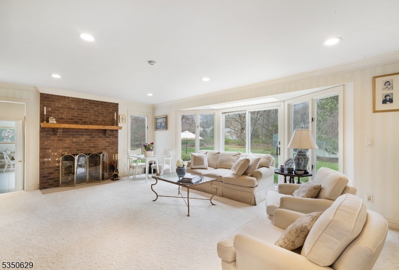 4 Ascot Ln