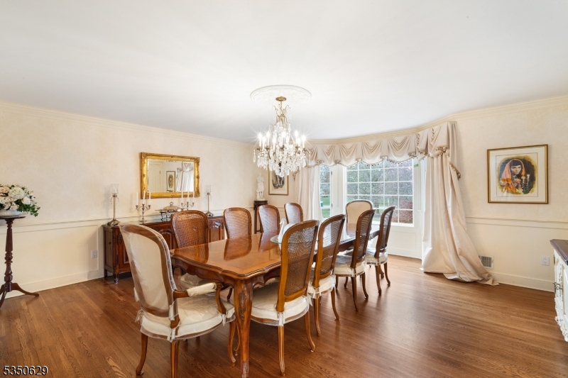 4 Ascot Ln