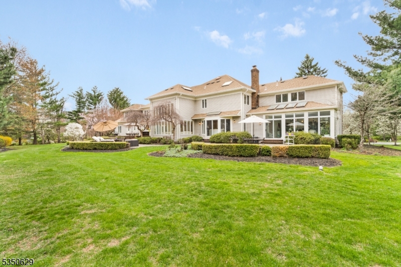 4 Ascot Ln