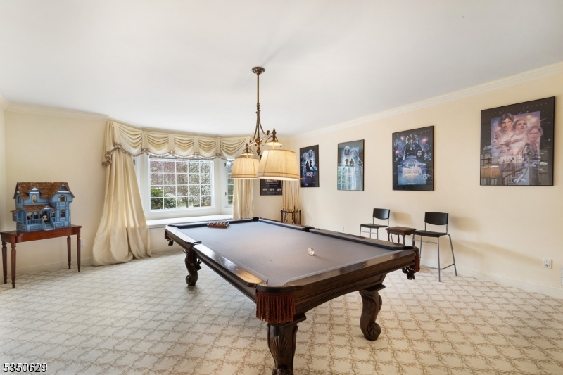 4 Ascot Ln