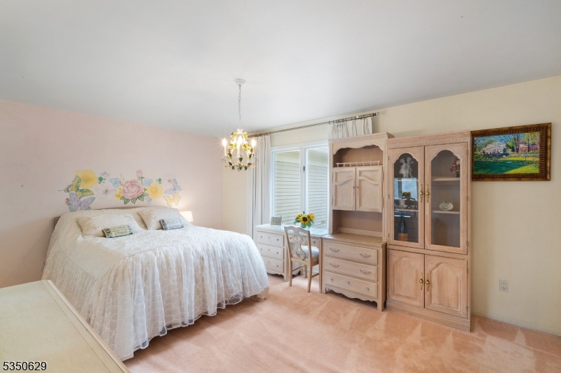 4 Ascot Ln