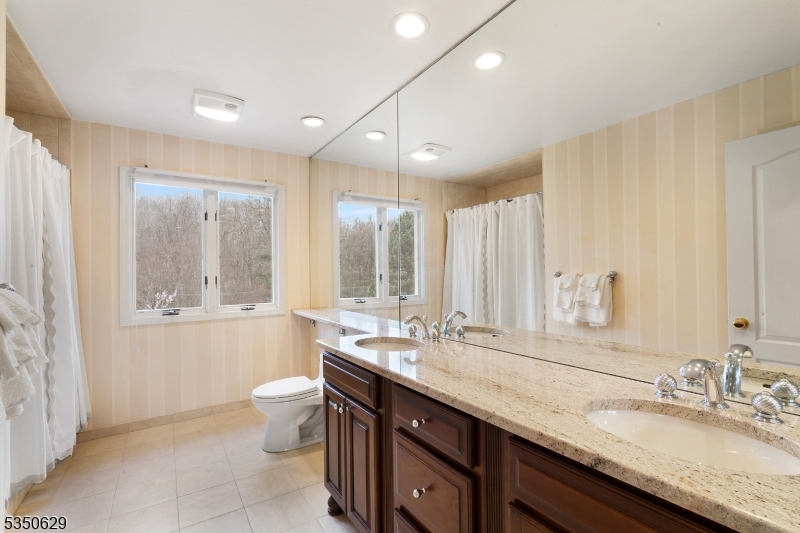 4 Ascot Ln