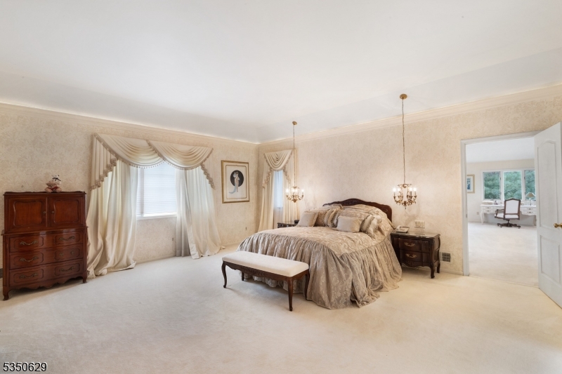 4 Ascot Ln