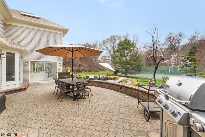 4 Ascot Ln