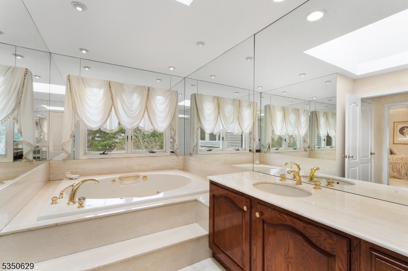 4 Ascot Ln