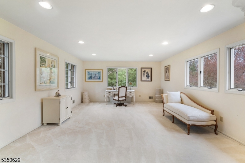 4 Ascot Ln
