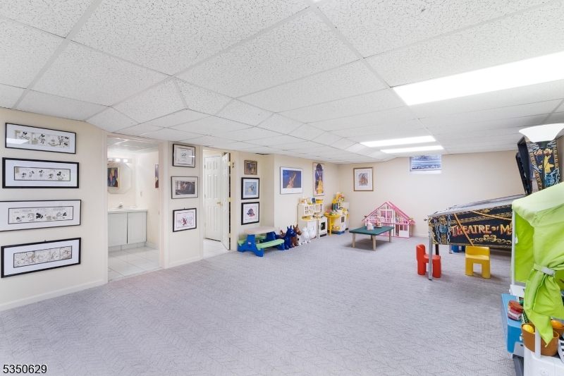 4 Ascot Ln