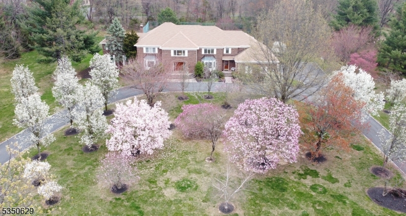 4 Ascot Ln