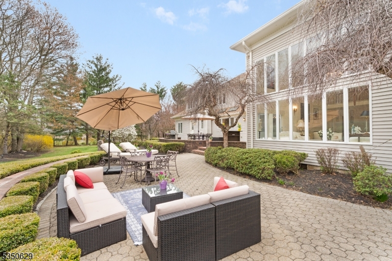 4 Ascot Ln