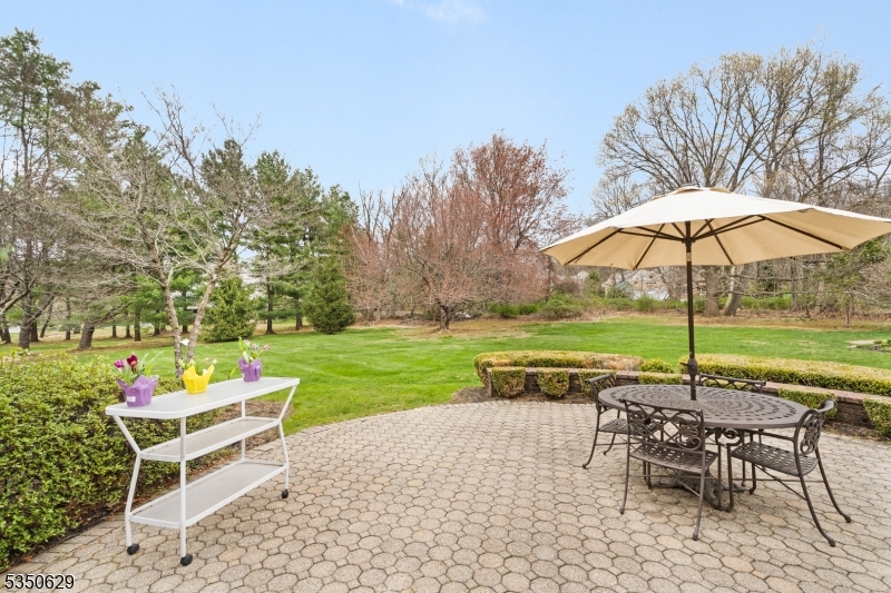 4 Ascot Ln