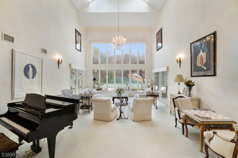 4 Ascot Ln