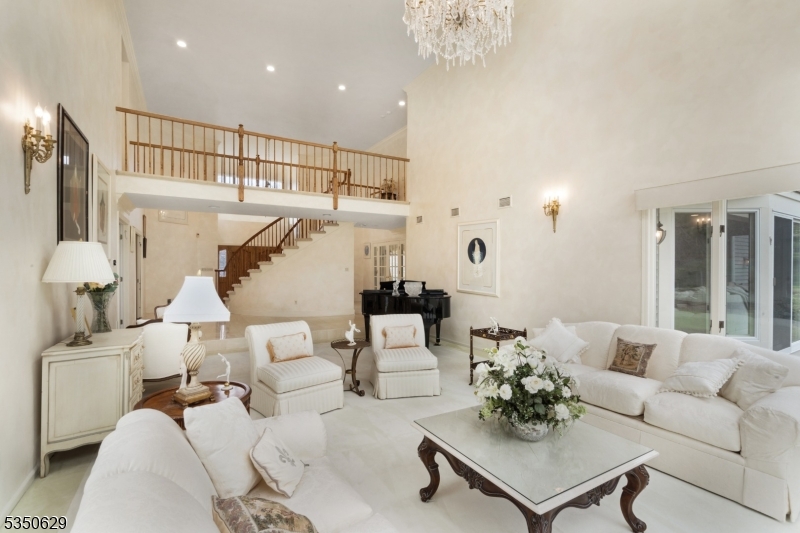 4 Ascot Ln