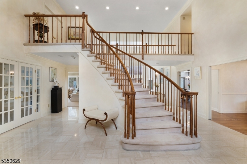 4 Ascot Ln