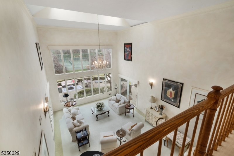 4 Ascot Ln