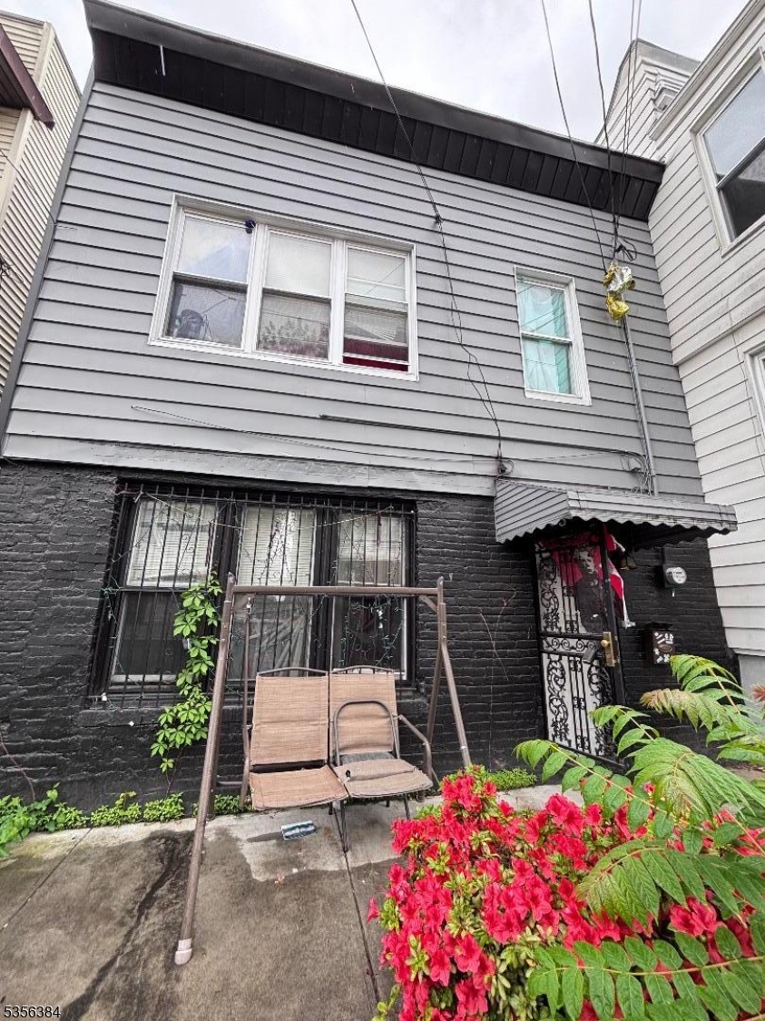93 Woodlawn Ave