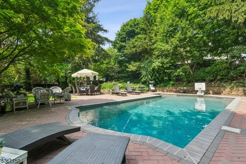 27 Fairway Dr