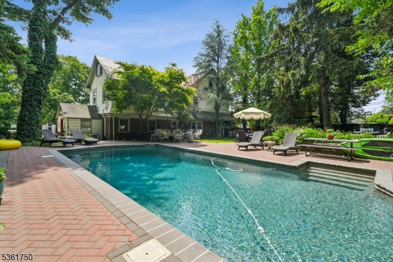 27 Fairway Dr