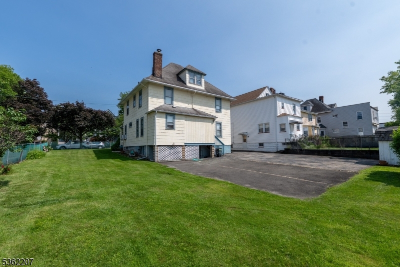 60 Ella St