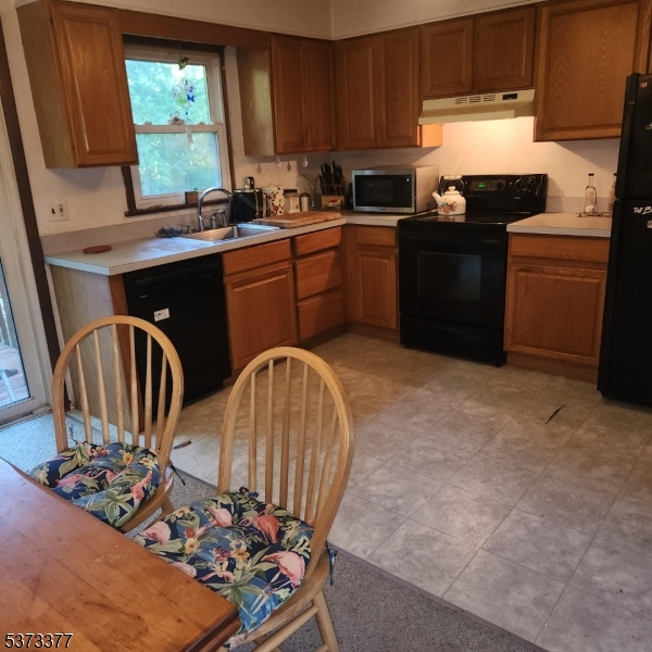 28 Lakeside Dr NW