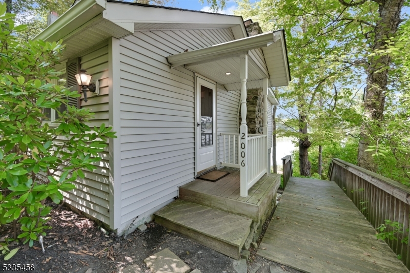 2006 Lakeside Dr