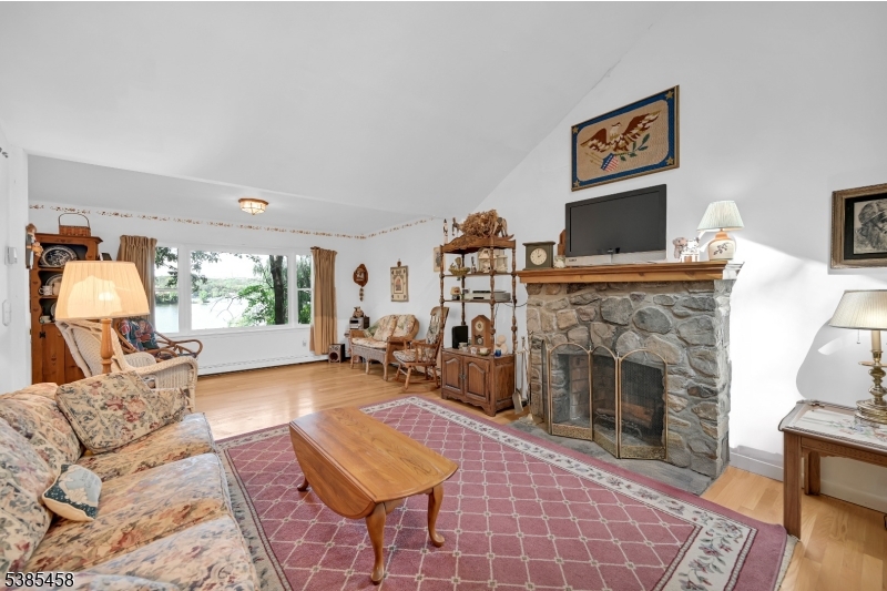 2006 Lakeside Dr
