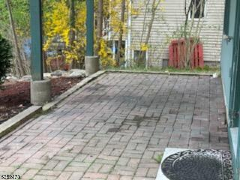 83 Lakeside Dr