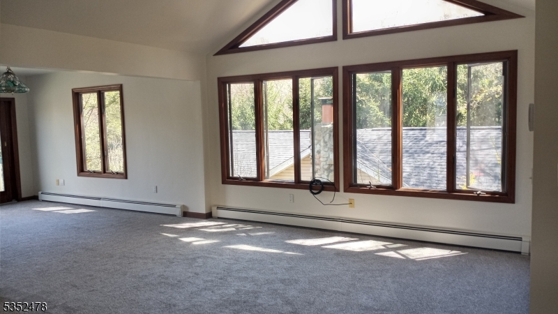 83 Lakeside Dr