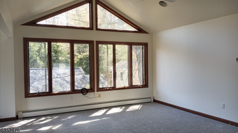 83 Lakeside Dr