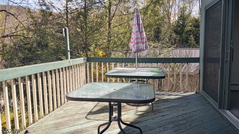 83 Lakeside Dr
