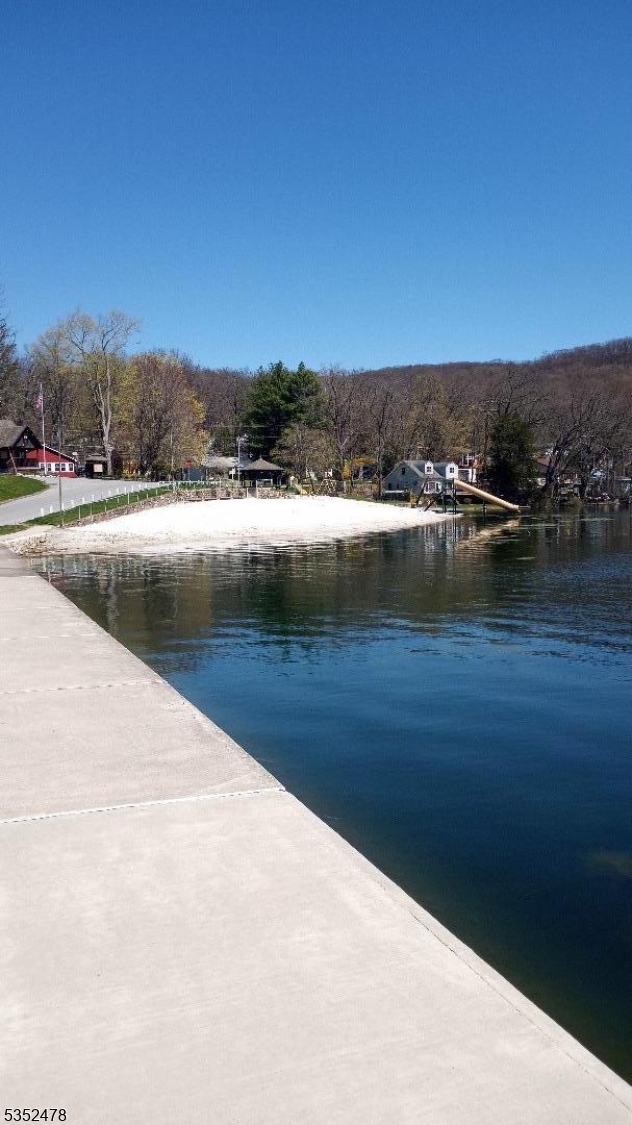 83 Lakeside Dr