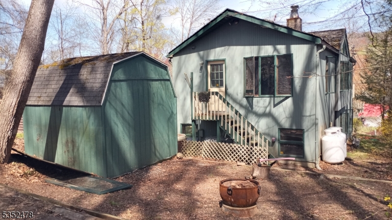 83 Lakeside Dr