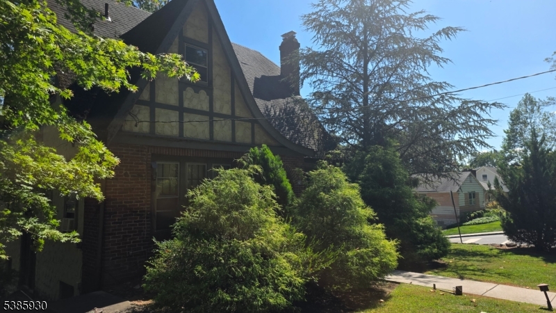 24 Mountain Ave