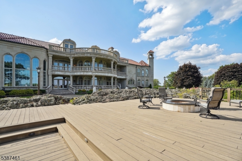 50 Laura Dr