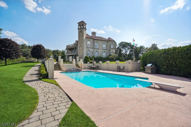 50 Laura Dr