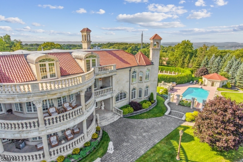 50 Laura Dr