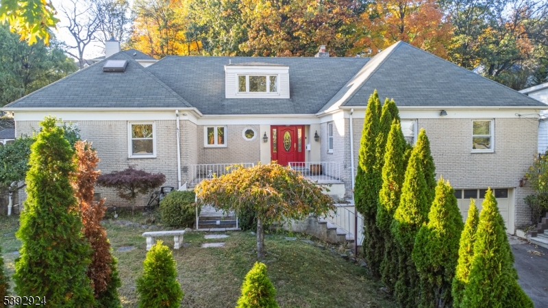 11 Mountain Way South
