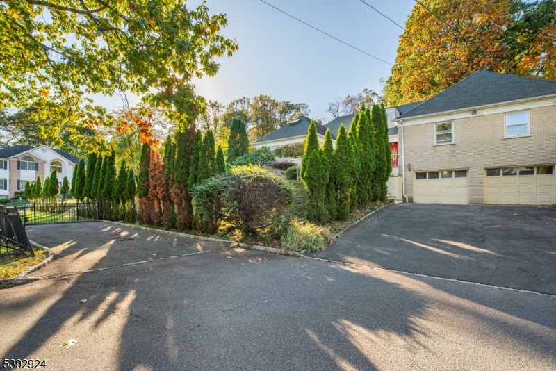 11 Mountain Way South